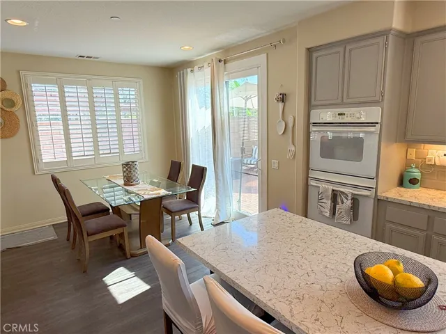 Eat-in area off of kitchen
