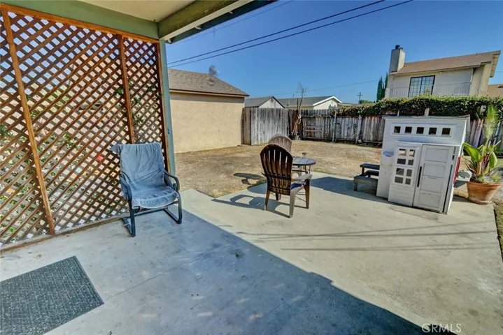 Uncovered concrete area for BBQ and outdoor dining