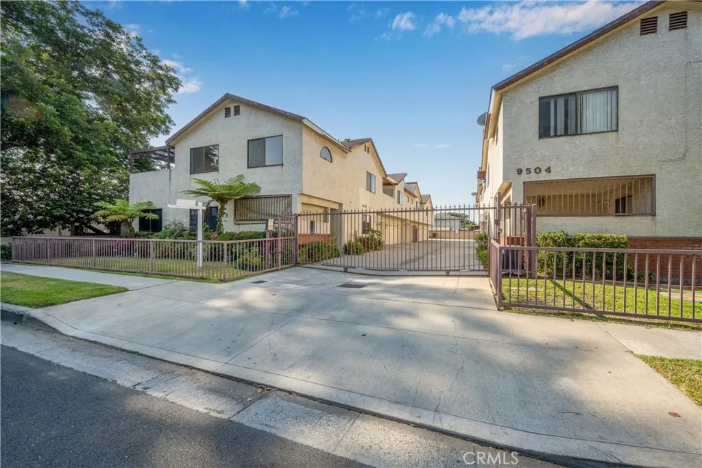 9504 Harvard Street 107, Bellflower, California 90706, 3 Bedrooms Bedrooms, ,2 BathroomsBathrooms,Residential,For Sale,Harvard,RS25179818
