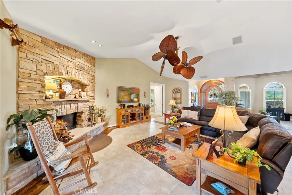 39898 Via Sereno, Murrieta, California 92562 home-pic-11