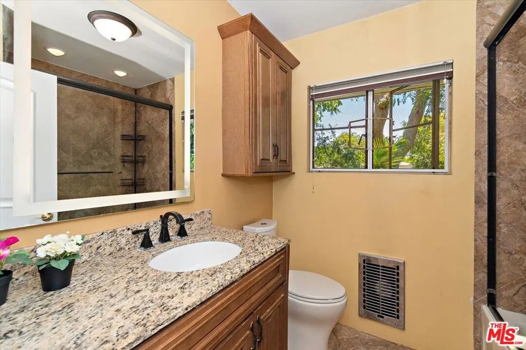 5381 1/2 Village, Los Angeles, California 90016 home-pic-17
