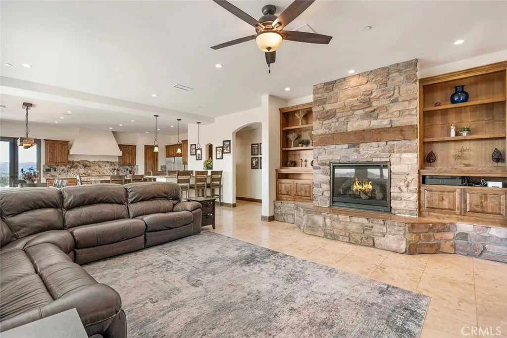 38193 Via Huerta, Murrieta, California 92562 home-pic-15
