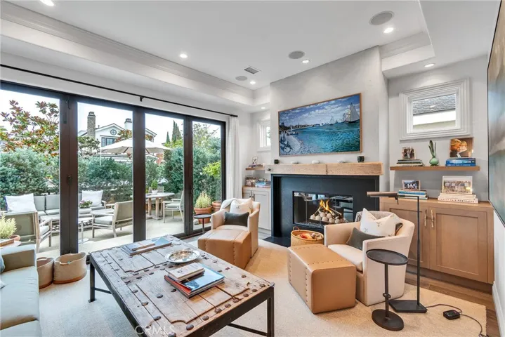 613 Larkspur Avenue, Corona Del Mar, California 92625