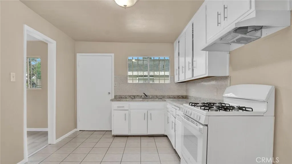 8022 Crockett Boulevard, Los Angeles, California 90001 home-pic-10