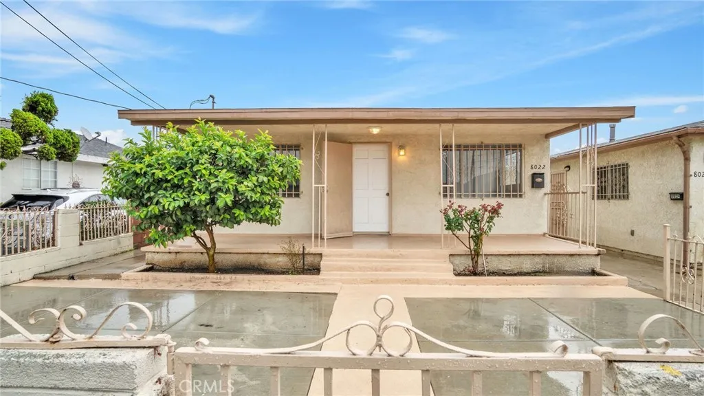 8022 Crockett Boulevard, Los Angeles, California 90001 home-pic-1