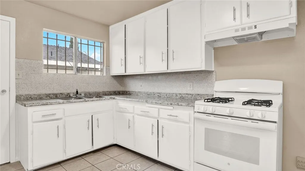8022 Crockett Boulevard, Los Angeles, California 90001 home-pic-9