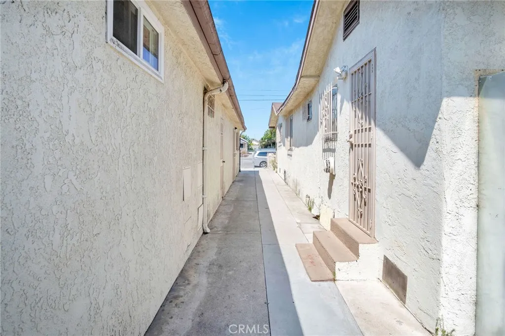 8022 Crockett Boulevard, Los Angeles, California 90001 home-pic-30
