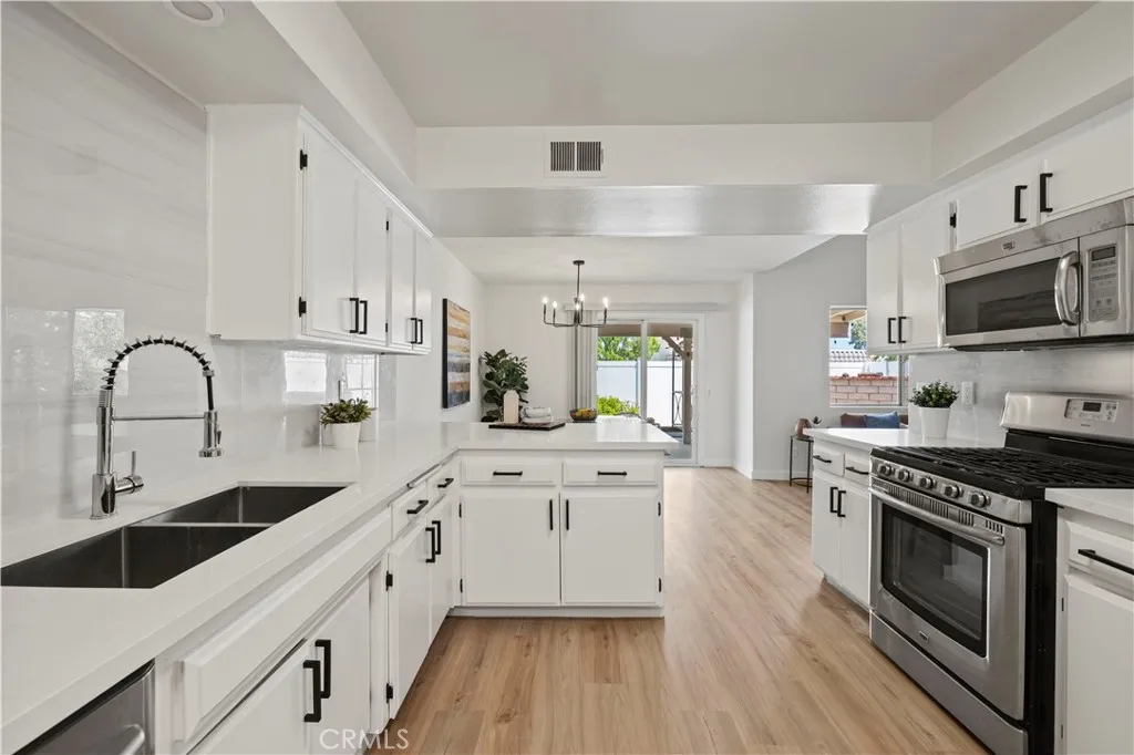 25273 Avenida Dorena, Newhall, California 91321 home-pic-7
