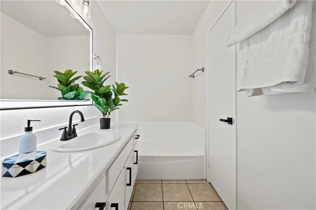 25273 Avenida Dorena, Newhall, California 91321 home-pic-22