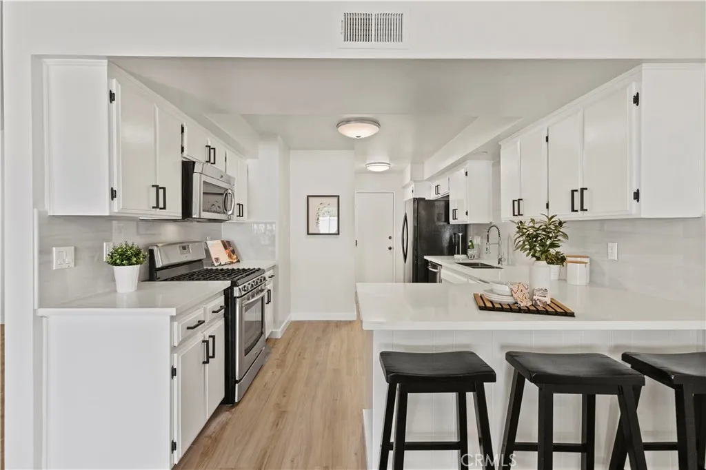 25273 Avenida Dorena, Newhall, California 91321 home-pic-2