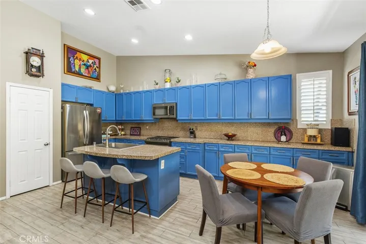 Beautiful view of the kitchen’s center island and breakfast bar, featuring granite countertops and a full backsplash. Equipped with a stainless steel sink, stainless cooktop, built-in microwave, pantry, and extended cabinetry.






Beautiful view of the kitchen’s center island and breakfast bar, featuring granite countertops and a full backsplash. Equipped with a stainless steel sink, stainless cooktop, built-in microwave, pantry, and extended cabinetry.