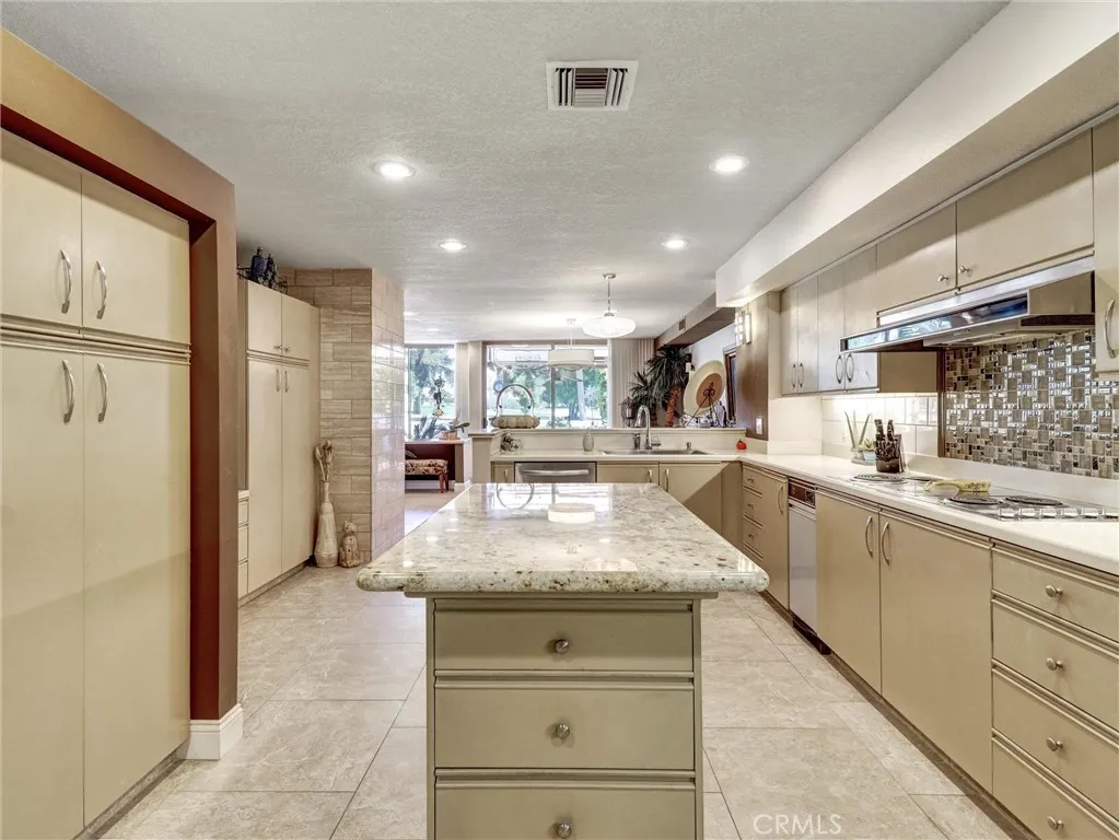 208 Kavenish Drive S, Rancho Mirage, California 92270 home-pic-15