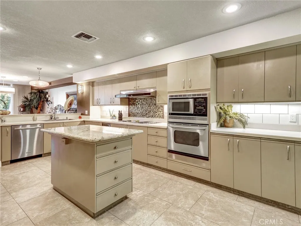 208 Kavenish Drive S, Rancho Mirage, California 92270 home-pic-16