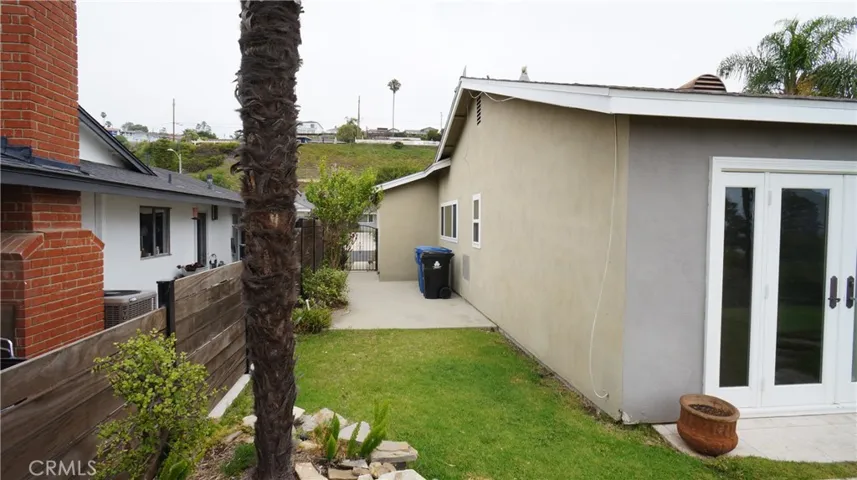 Wide side yard
