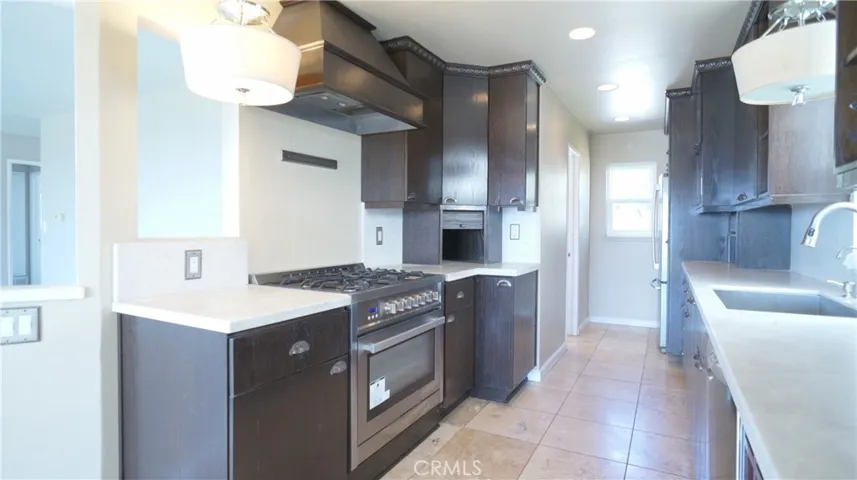 Updated Kitchen with 1 year old gas stove/oven
