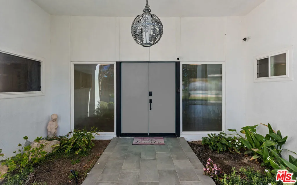 6228 Sale Avenue, Woodland Hills, California 91367 home-pic-8