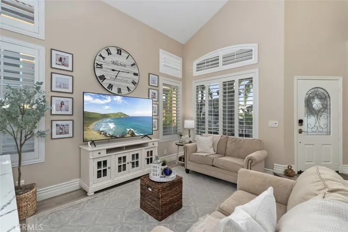 12 La Perla, Lake Forest, California 92610