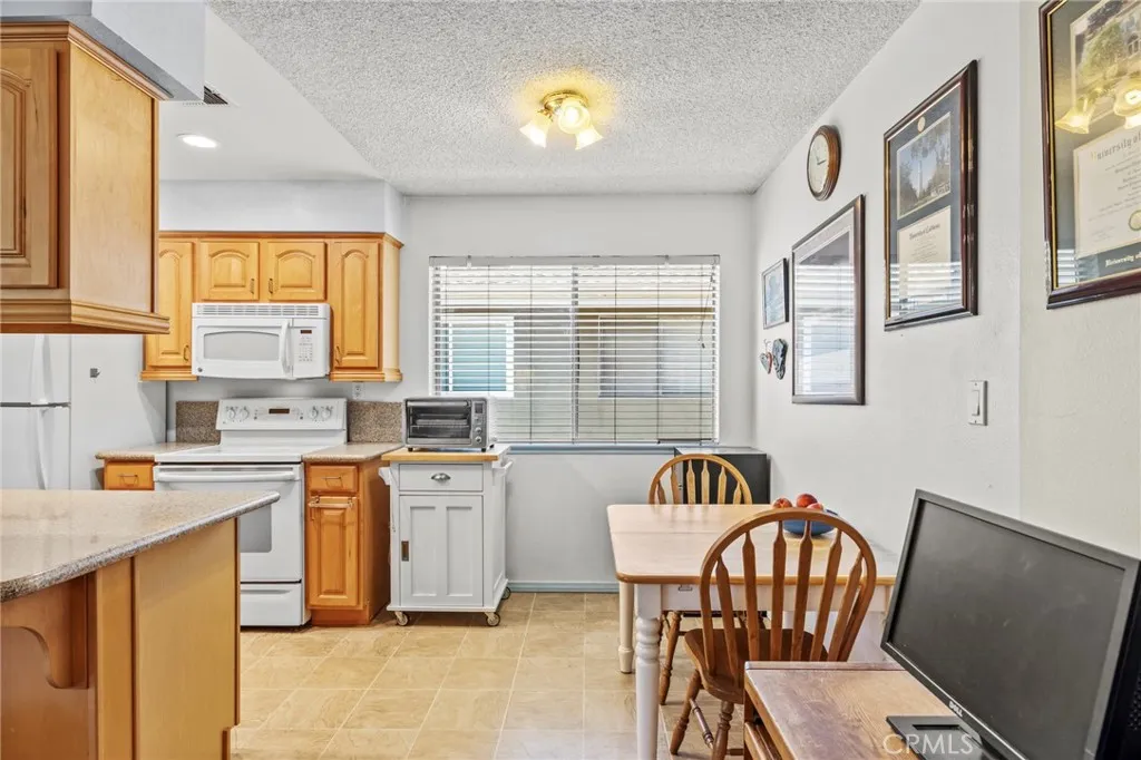 3015 Knollwood Avenue, La Verne, California 91750 home-pic-10