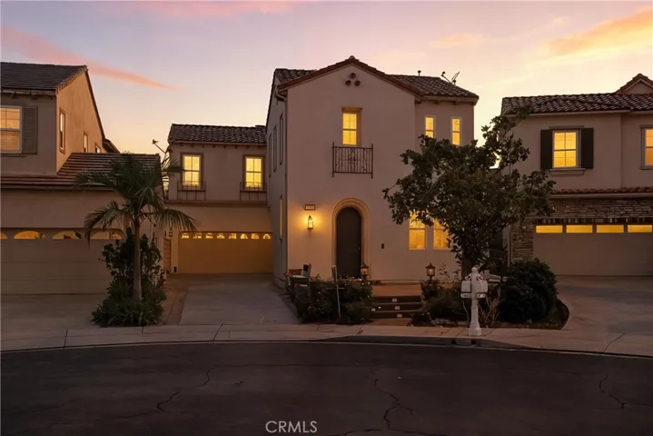 Curb Appeal. Long Driveway