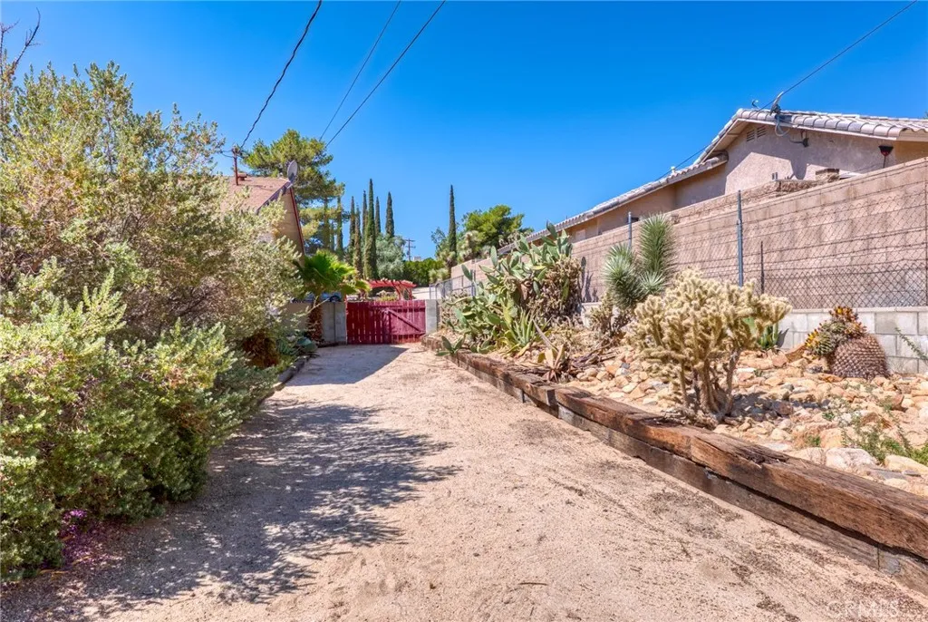 7515 Pinon Drive, Yucca Valley, California 92284 home-pic-29