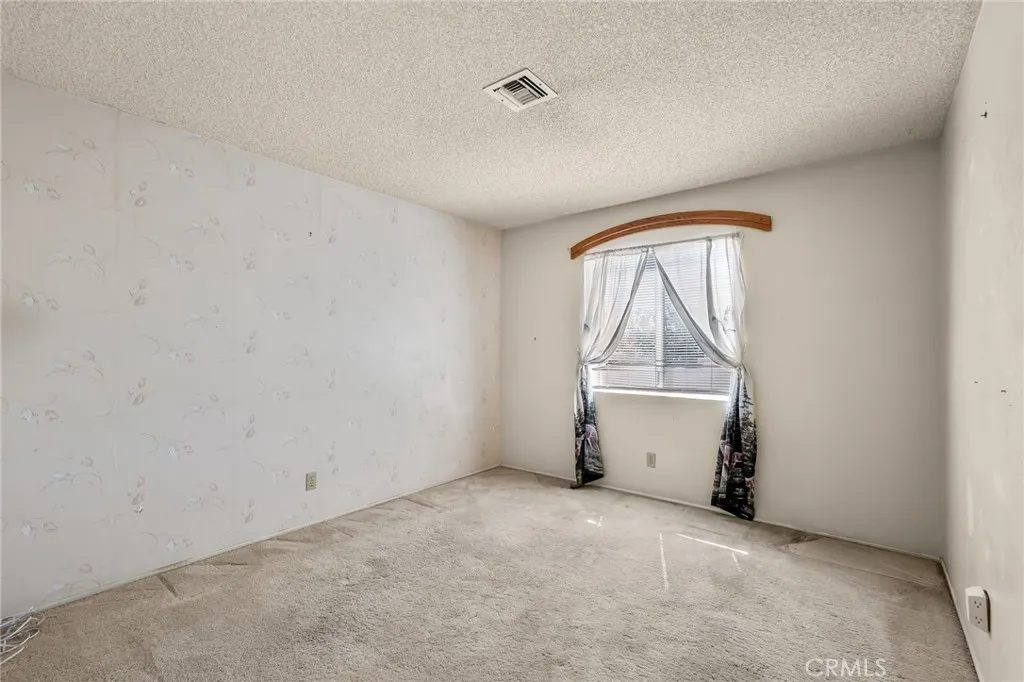 7515 Pinon Drive, Yucca Valley, California 92284 home-pic-17