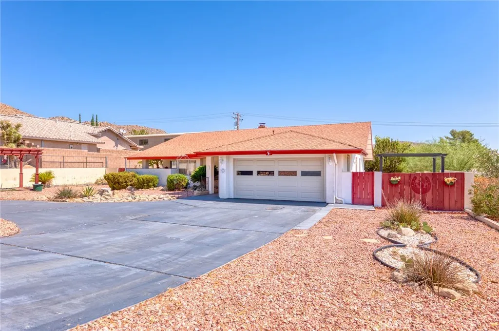 7515 Pinon Drive, Yucca Valley, California 92284 home-pic-1