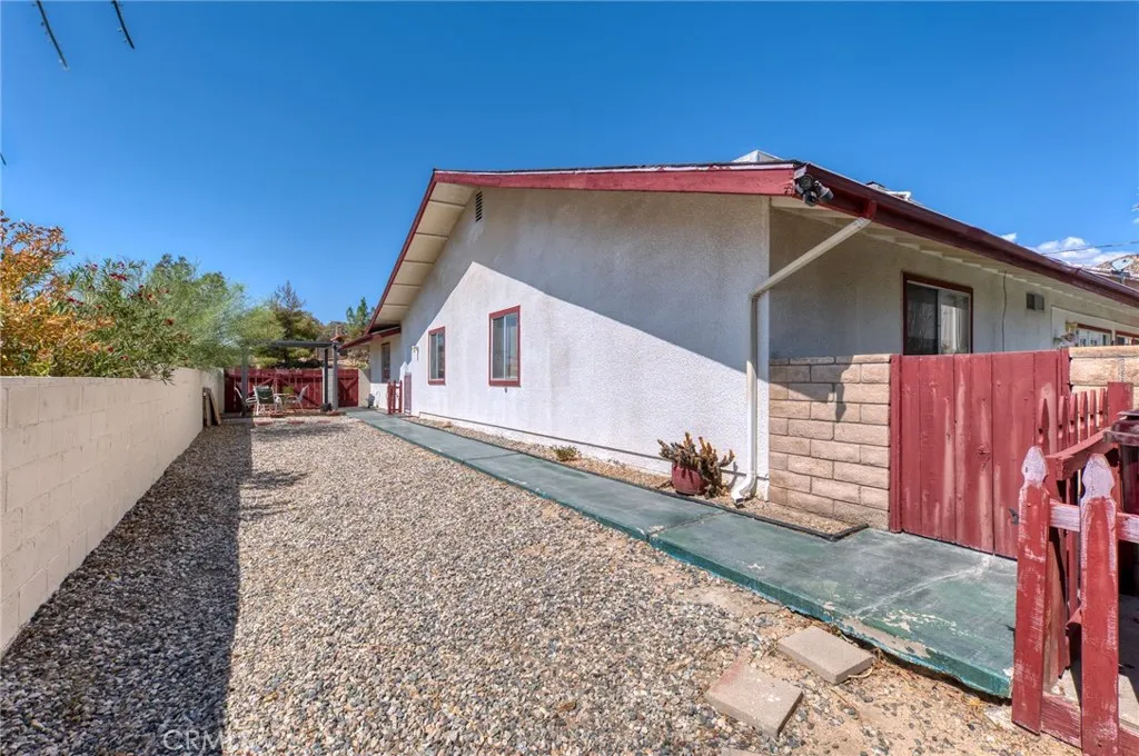 7515 Pinon Drive, Yucca Valley, California 92284 home-pic-37
