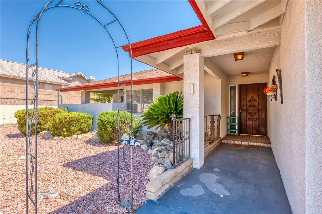 7515 Pinon Drive, Yucca Valley, California 92284 home-pic-2
