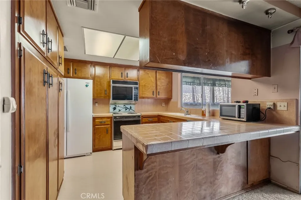 7515 Pinon Drive, Yucca Valley, California 92284 home-pic-9