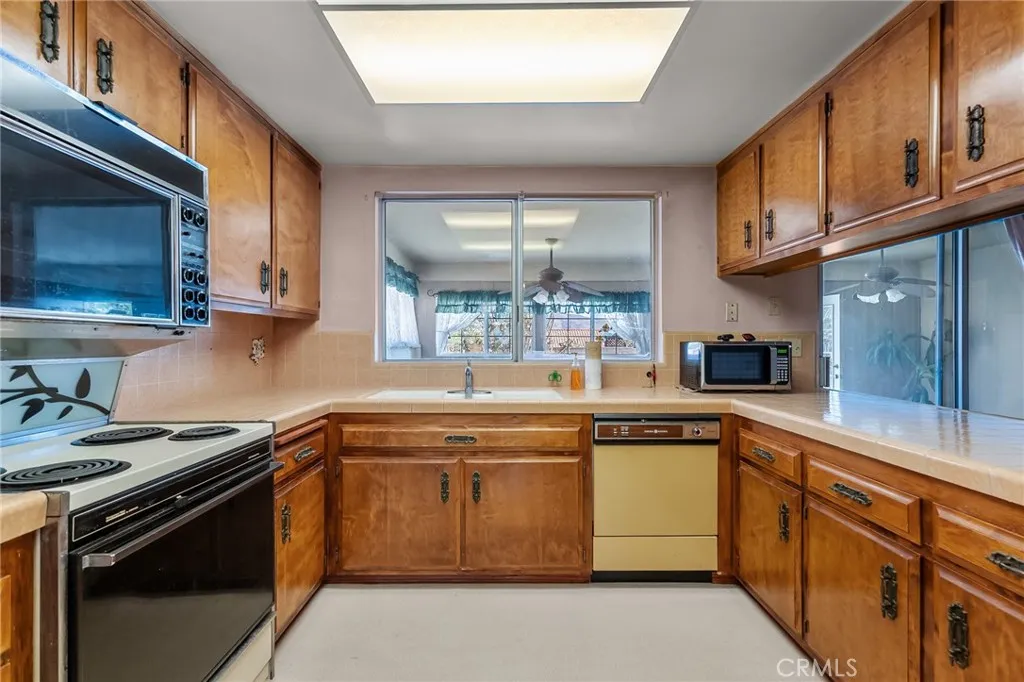 7515 Pinon Drive, Yucca Valley, California 92284 home-pic-8