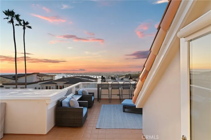 Entertain in style on the expansive rooftop deck featuring panoramic views of Newport Harbor, the Pacific Ocean, and vibrant sunsets.