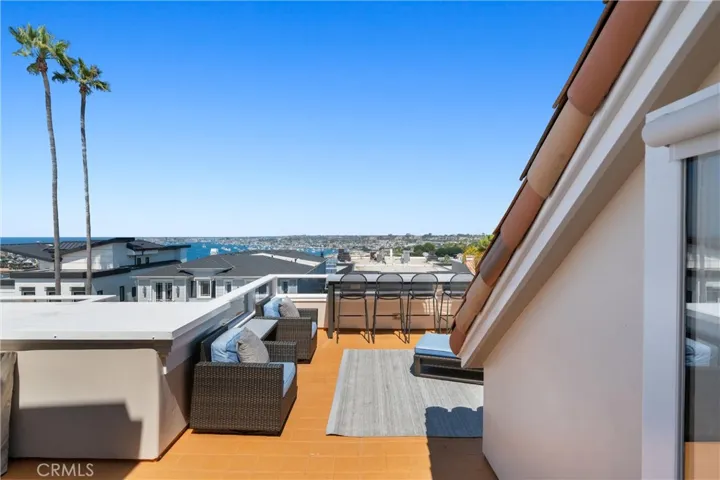 Savor breathtaking panoramic views of Newport Harbor and the Pacific Ocean from the expansive entertainer’s rooftop deck