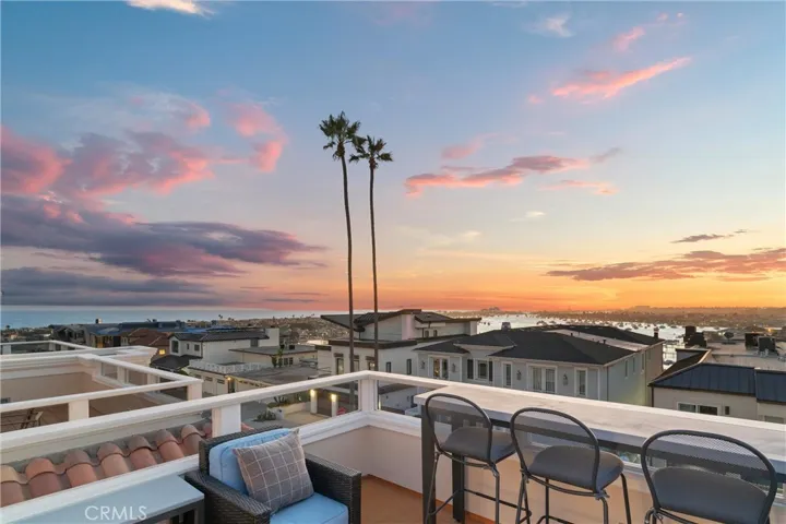 Enjoy ocean breezes and endless views from the rooftop bar, perfect for morning coffee or evening cocktails.