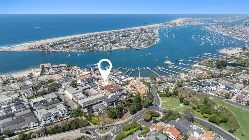 Prime Corona Del Mar setting offers unmatched proximity to the beach, boutiques, dining, and enviable coastline vistas.