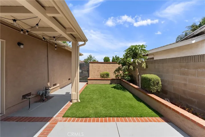 Side yard of home - Very well maintained with newer hardscape