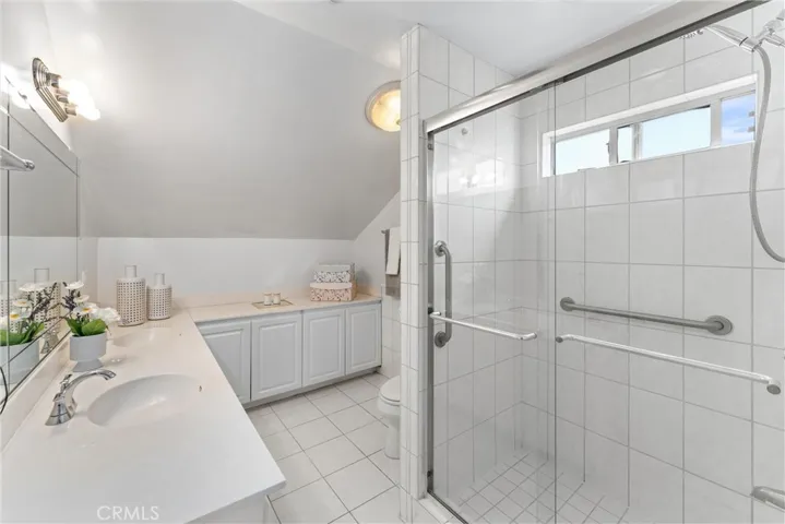 Upstairs 2nd Primary Ensuite Bathroom