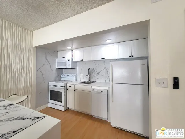 NEW Renovated Kitchen