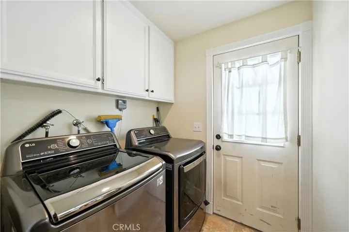 Easy access from pool, bathroom or kichen.