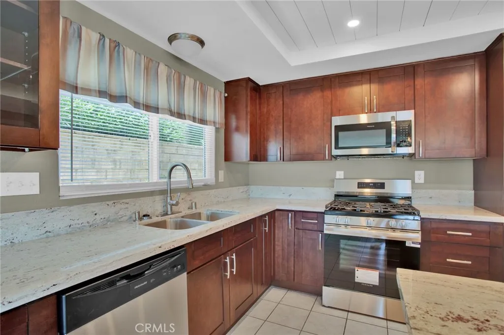 17965 Fremontia Lane, Victorville, California 92395 home-pic-14