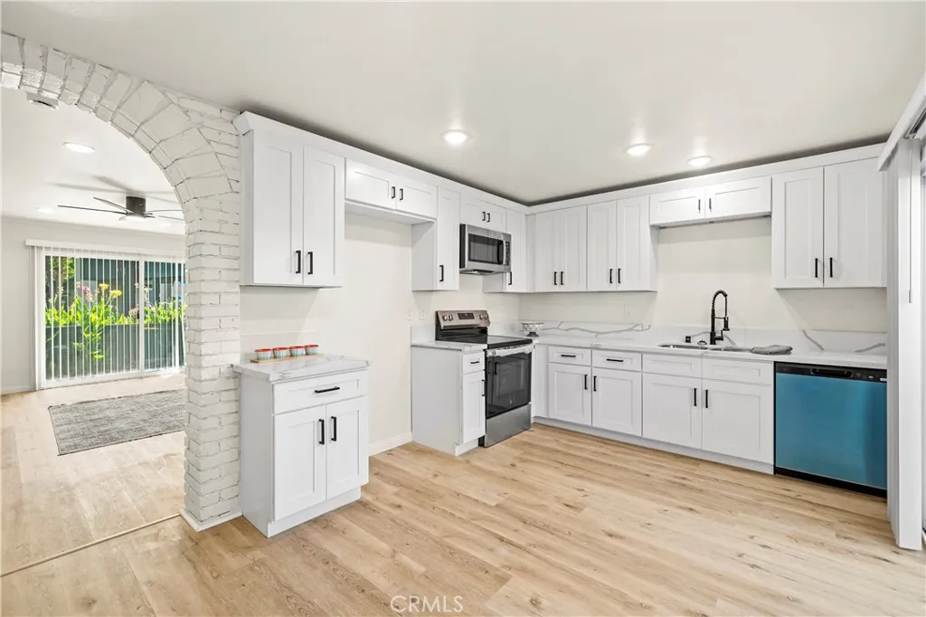 23254 Orange Avenue 7, Lake Forest, California 92630 home-pic-7