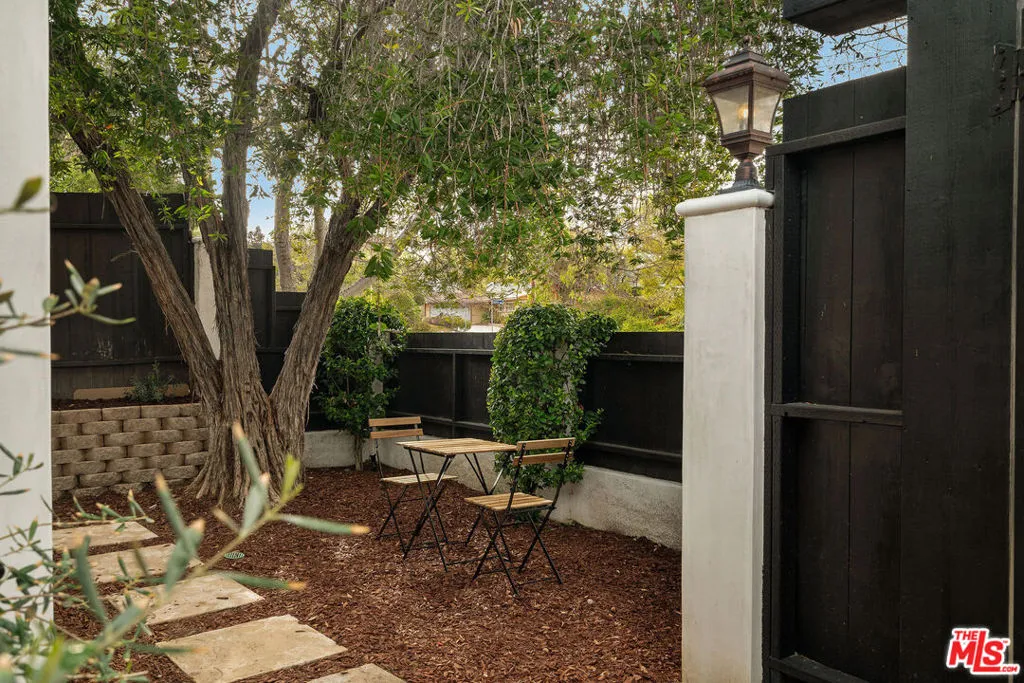 20212 Oxnard Street, Woodland Hills, California 91367 home-pic-26