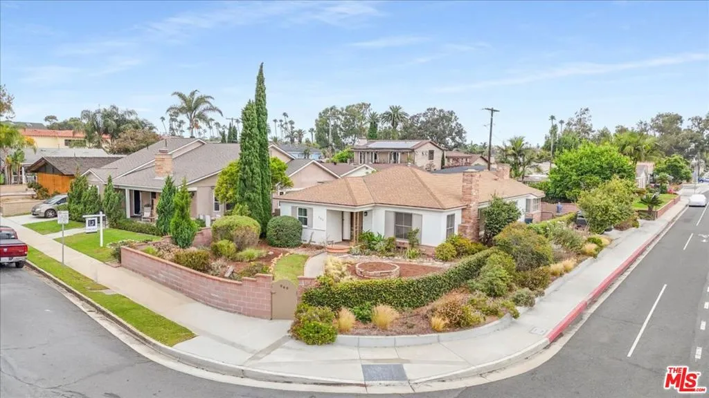 949 10th Street, Huntington Beach, California 92648, 2 Bedrooms Bedrooms, ,2 BathroomsBathrooms,Residential,For Sale,10th,25572561