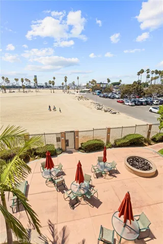 picnic area by the Beach level with direct access to the beach and the bikepath