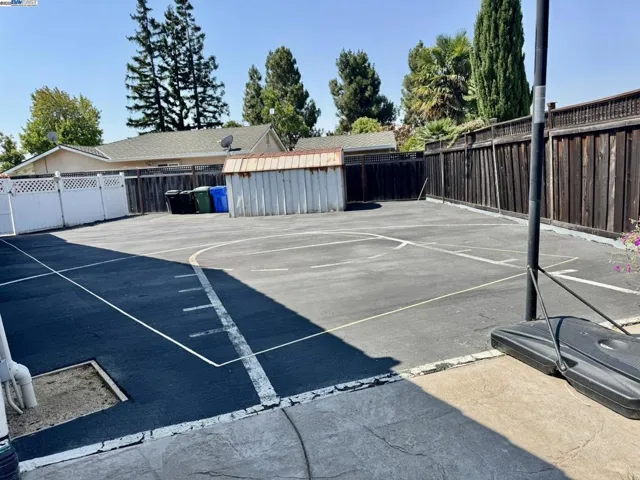 Big left sideyard