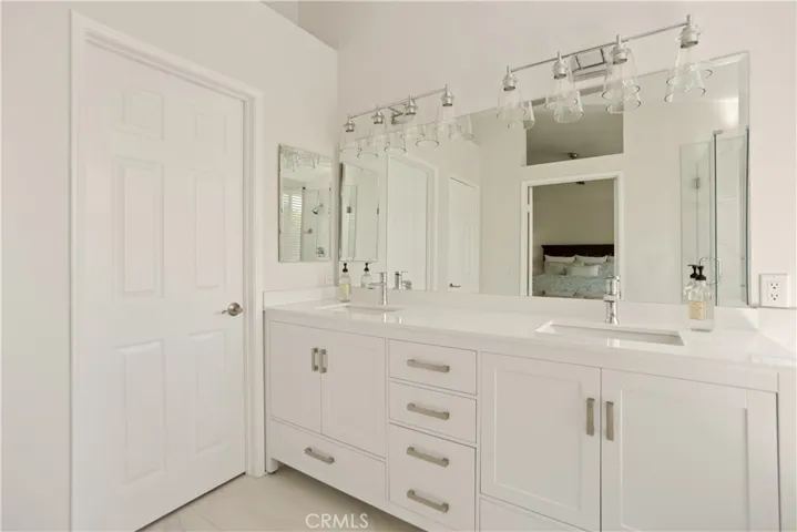 Double sinks, ample storage space, lots of natural lighting...