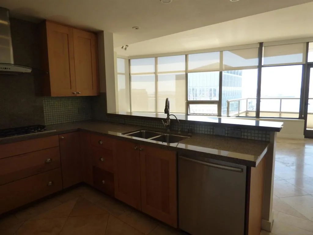700 W E St 2201, San Diego, California 92101 home-pic-17