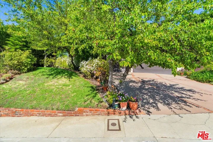 9697 Moorgate Road, Beverly Hills, California 90210