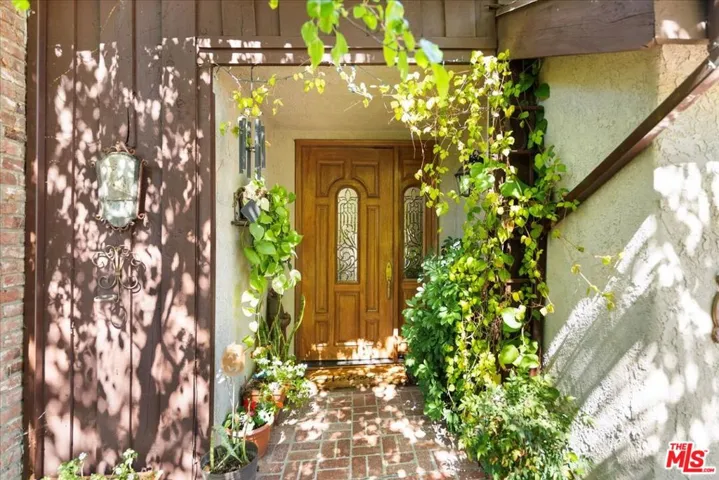 9697 Moorgate Road, Beverly Hills, California 90210