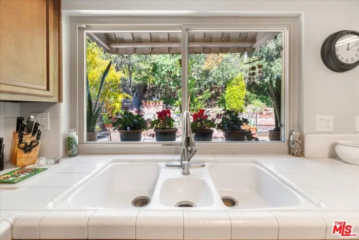 9697 Moorgate Road, Beverly Hills, California 90210