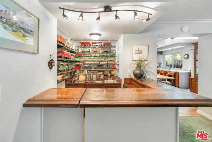9697 Moorgate Road, Beverly Hills, California 90210